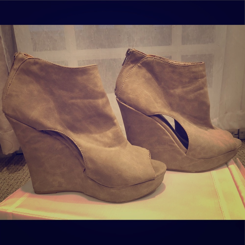 Tan bootie/wedges 💛